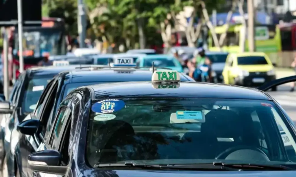 Governo discute linha de crédito para taxistas trocarem de carros, diz Luiz Marinho