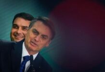 PT usa a Bíblia em ofensiva contra Flávio Bolsonaro
