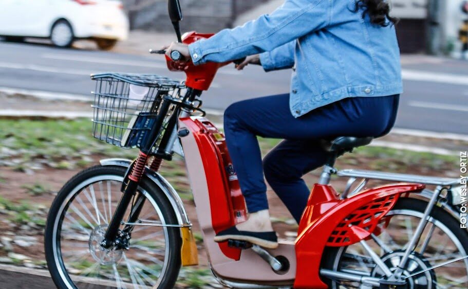 Ladrão tenta roubar bicicleta elétrica, derruba mulher e acaba preso na BR-060