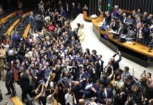 Congresso derruba veto de Lula e mantém redução de penas que beneficia Bolsonaro