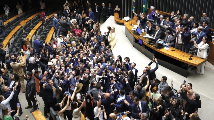 Congresso derruba veto de Lula e mantém redução de penas que beneficia Bolsonaro