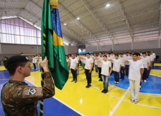 Juramento à Bandeira marca dispensa de 400 jovens do Serviço Militar